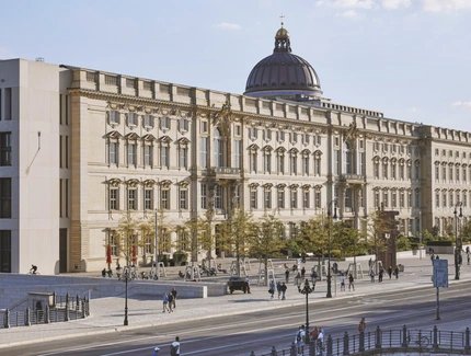 Siegerentwurf "Südpfeil" (Rendering) des Architekten und Künstlers Jürgen Mayer H an der Nordostfassade des Humboldt Forums, innerhalb des offenen, einphasigen Kunst-am-Bau Wettbewerbs 2025