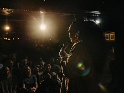 Junge Frau auf Bühne im Club