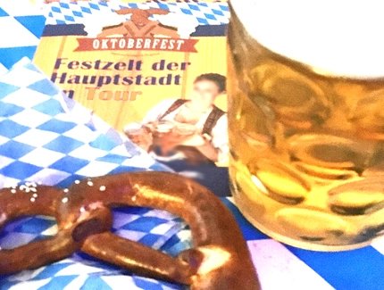 Detail Bier und Brezel auf dem Oktoberfest