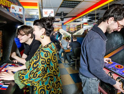 Besuchende in Computerspiele vertieft