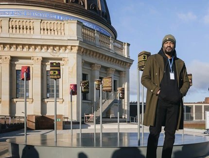 Emeka Ogboh, aufgenommen vor seiner Klanginstallation mit zwoelf Stimmen