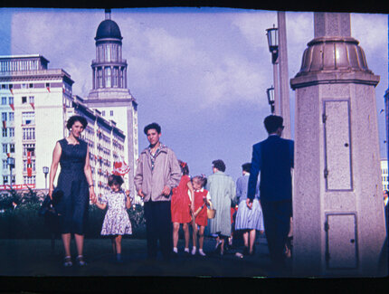 Alice Zadek mit ihrer Tochter Ruth und ihrem Neffen David Hopp auf der Stalinallee (Karl-Marx-Allee), Berlin ca. 1956