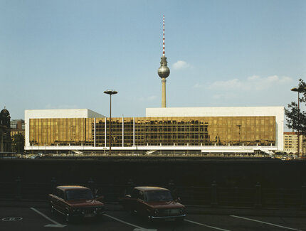Ost-Berlin – Blick auf den Palast der Republik und den Fernsehturm, 1970er Jahre