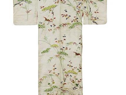 Kimono mit Glück verheißendem Dekor “Kiefer, Bambus, Pflaume, Kraniche und Schildkröten“, Seidendamast, bestickt, 166.0 mit Kragen 176.0 x 120 cm. Japan, Edo-/Tokugawa-Zeit, 1. Hälfte 19. Jahrhundert.