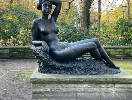 Bronzefigur „Ruhende Frau“