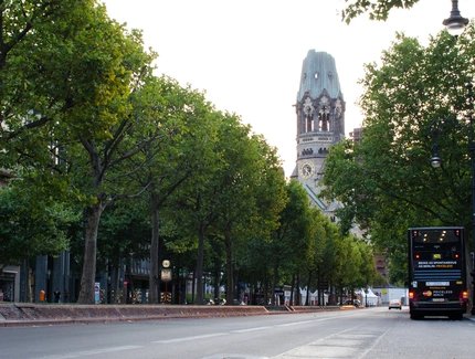 Kudamm und Kaiser-Wilhelm-Gedaechtniskirche im Sommer