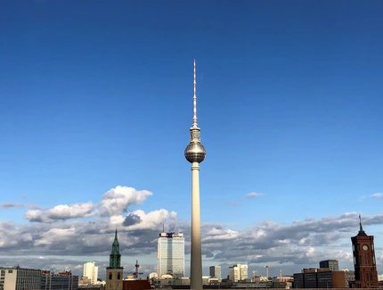 Berliner Skyline mit Fernsehturm und Rathaus