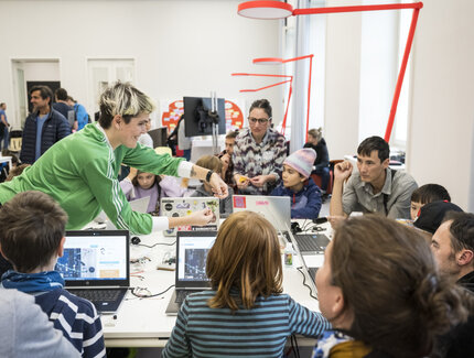 Kinder mit Laptops im Let’s Code Auftakt zur Berlin Code Week 2022 Workshop in der Akademie