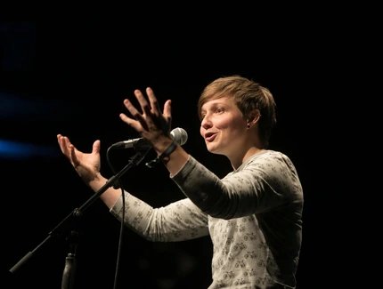 Porträt der Bühnenpoetin, Moderatorin und Poesiepädagogin Meike Harms