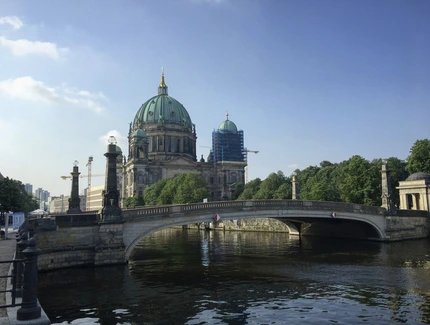 Blick über die Spree auf die Friedrichsbrücke und den Berliner Dom
