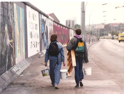 Künstler Ignasi Blanch an der East Side Gallery 1990