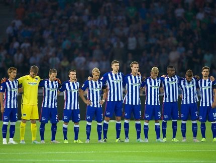 Mannschaft von Hertha BSC auf dem Feld im Olympiastadion