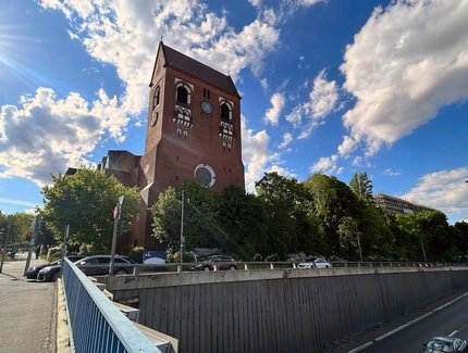 Epiphanienkirche an der Stadtautobahn