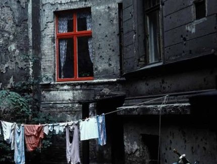 Hinterhof mit Spuren der Kämpfe des Zweiten Weltkrieges