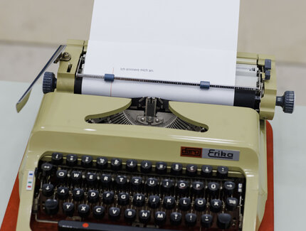 Besucher*innen schreiben ihre Erinnerungen mit Schreibmaschinen im Rahmen des Thementags Palast der Republik auf