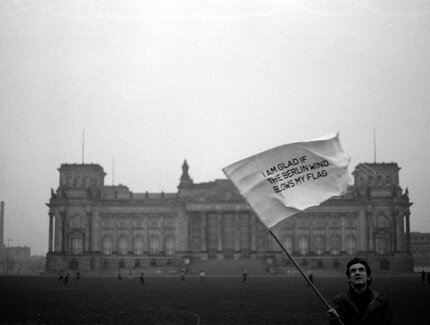 Endre Tót, Berlin TÓTalJOYS, Westberlin, 1979, sw Fotografie, Foto: Herta Paraschin