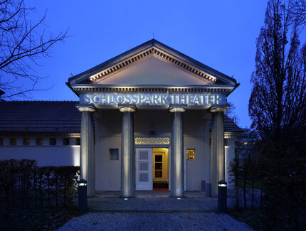 Schlossparktheater Steglitz, Außenaufnahme abends