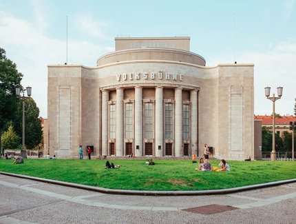 Die Volksbühne in Berlin im Sommer