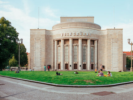 Die Volksbühne in Berlin im Sommer