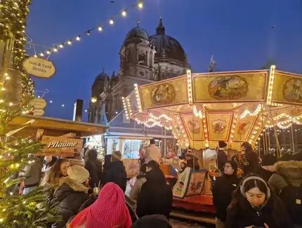 Historischer Weihnachtsmarkt, Schlossplatz in Mitte am Abend.