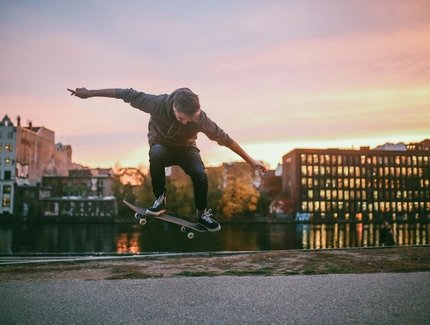 Skateboarding tricks in Berlin by the Spree river