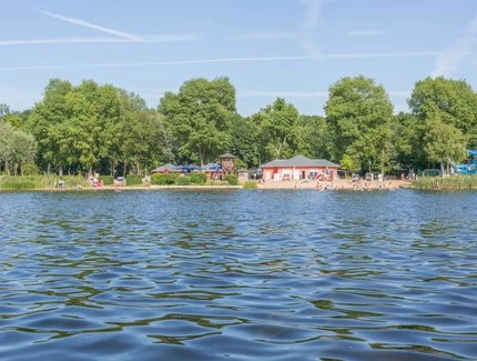 Baden im Strandbad am Templiner See in Potsdam. 