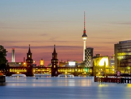 Germany, Berlin, View of Oberbaum bridge at Spree river