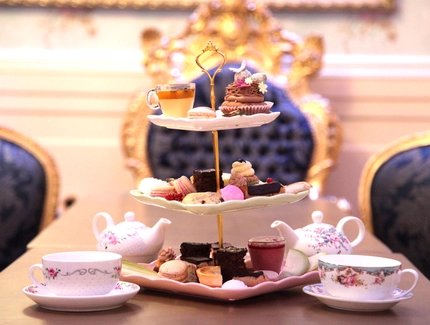 Etagere mit Gebäck, Kaffee und Tee