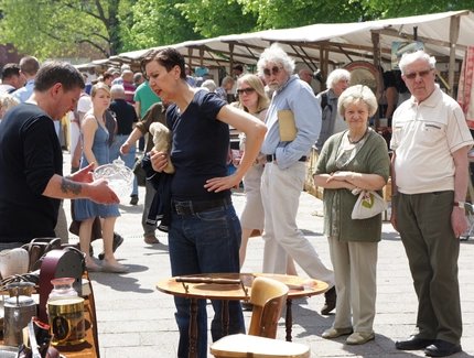 Menschen am Antikmarkt in Berlin