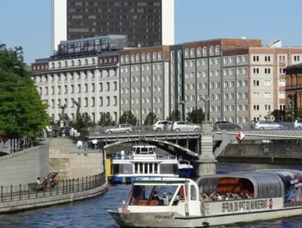 Das Schiff BärLiner in Berlin-Mitte