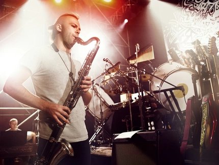  Saxofonist in einem Club auf der Bühne