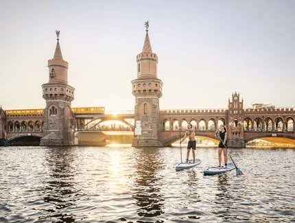 Stand Up Paddling an der Oberbaumbrücke