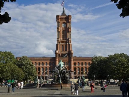 Exterioir view Berliner Town Hall with the fontain