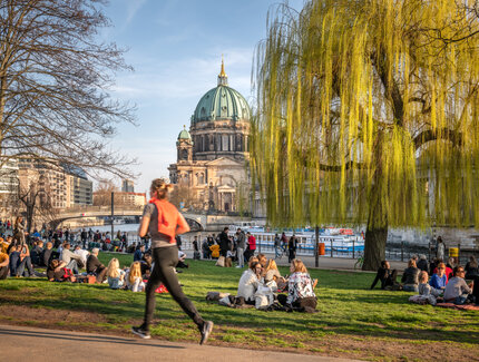 Jogging vicino alla Cattedrale di Berlino in primavera