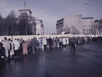 Fall der Berliner Mauer 1989: Warteschlange