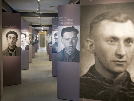 Parcours biographique au centre de documentation sur le travail forcé nazi à Berlin