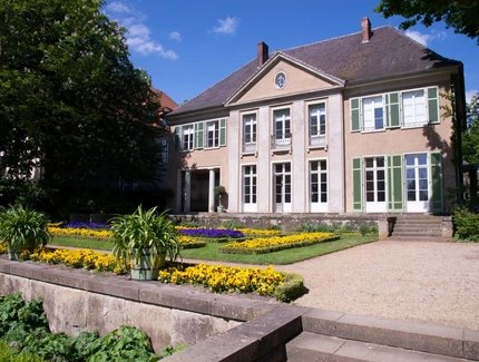 Vista del jardín a la terraza de flores de la villa Liebermann