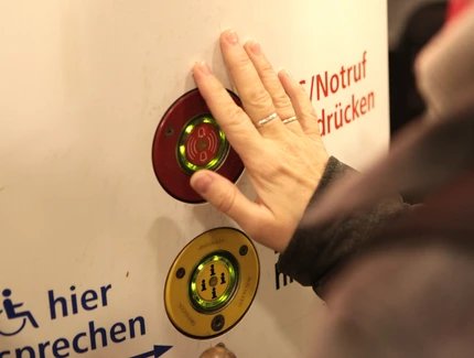 Sicher durch Berlin: Mann drückt Notrufknopf