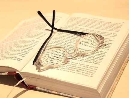 Livre et lunettes