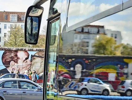 Autobús frente a la East Side Gallery