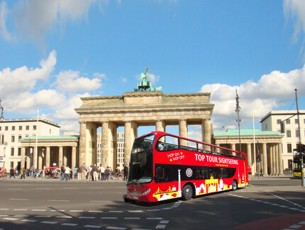 Stadtrundfahrten- Bus von TOP Tour beim Brandenburger Tor