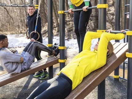 Junge Sportler und Sportlerinnen beim Outdoorsport