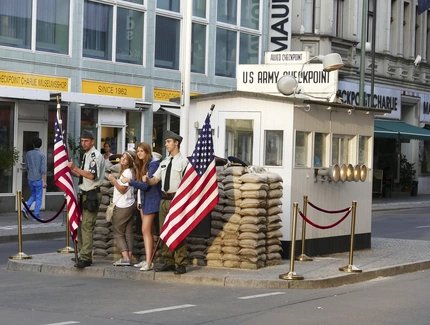 Turistas en el Checkpoint Charlie en la Friedrichstraße de Berlín