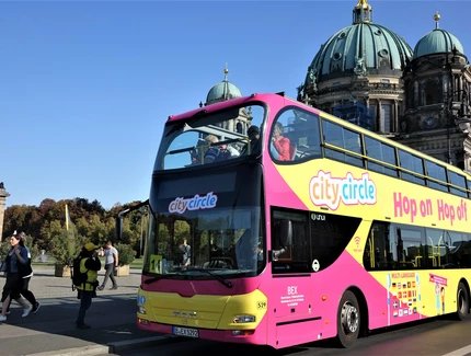 Autobus di "Berlin City Circle Sightseeing" davanti al Duomo di Berlino