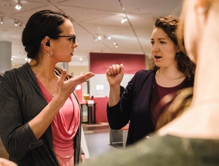 Menschen mit Hörbehinderungen im Deutschen Historischen Museum