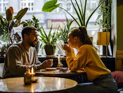 Ein Paar in einem hübschen Café