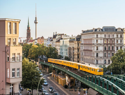 Hochbahn an der Schönhauser Allee, Ecke Eberswalder Straße mit Blick auf den Fernsehturm in Berlin Prenzlauer Berg