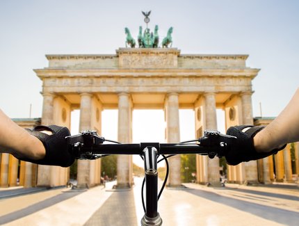 Cyclistes à Berlin à la Porte de Brandebourg