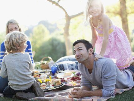 Eine Familie macht ein Picknick im Park