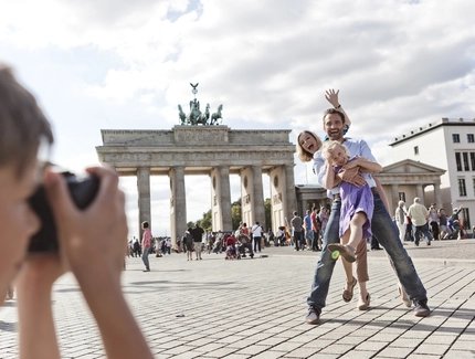 Familie vor der Berliner Sehenswürdigkeit Brandenburger Tor